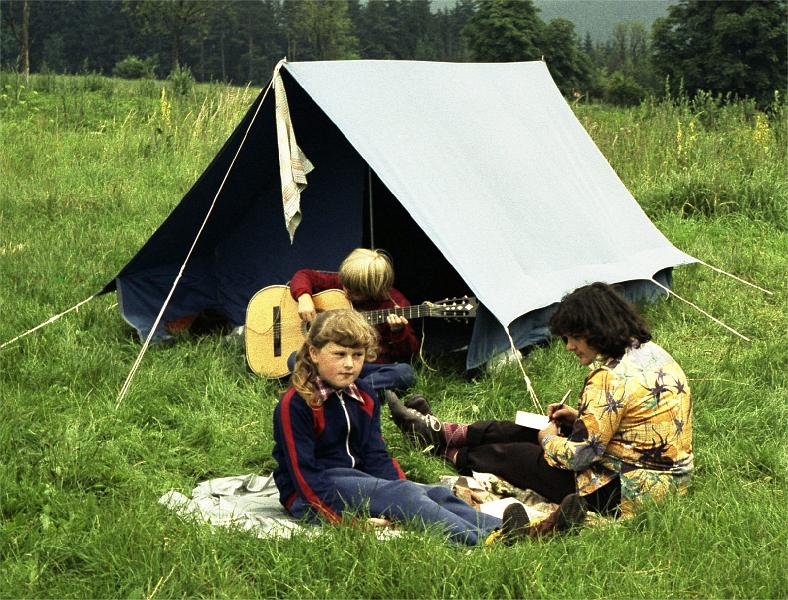 Image21_1.jpg - Jediná barevná fotografie z tohoto období pořízena náhodným turistou. Maminka p.Ř. se s jeho sestrou právě učí vyjmenovaná slova po "s".