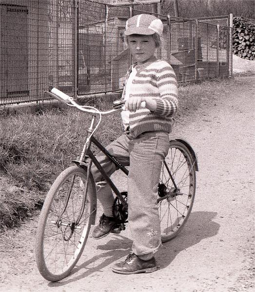 Image2_1.jpg - První pořádný bicykl, kolo Pionýr. V očích náznak drsného výrazu budoucího motorkáře.